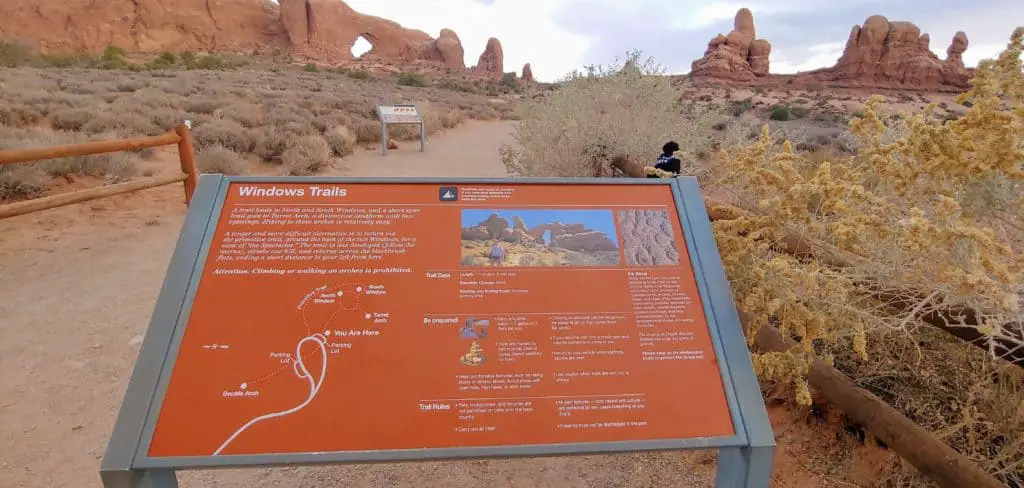 Windows Trail sign with a map in Arches National Park