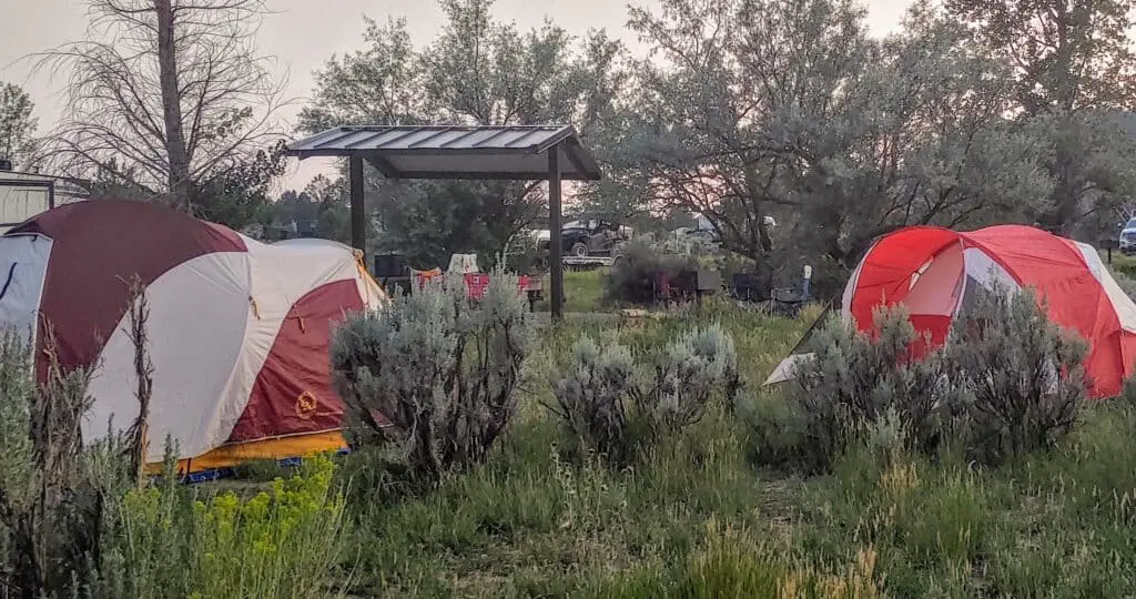 Tente in a state park campground in Colorado